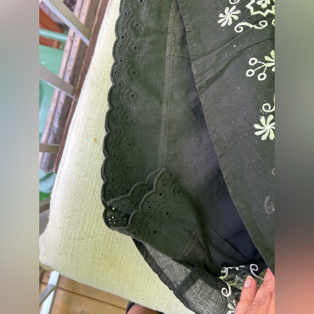 Dynamite | Vintage black with white embroidered flowers skirt | size 7 - Picture 5 of 9